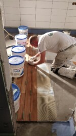 Tiigipuust põrandaga duširuum